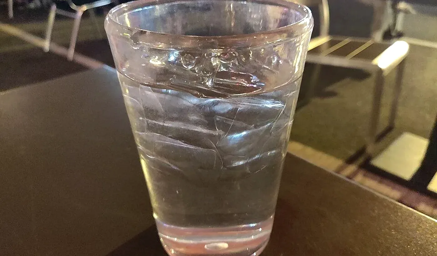 Verre d’eau pour l’hydratation estivale