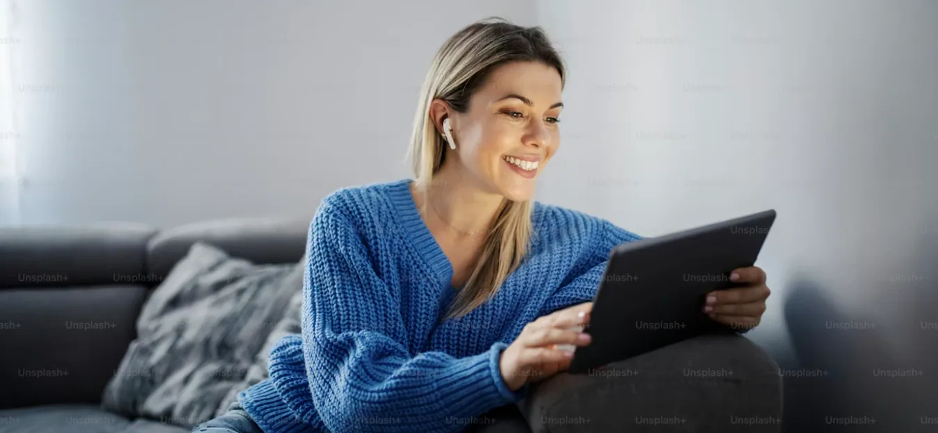 Femme lisant paisiblement chez elle, dans une ambiance calme
